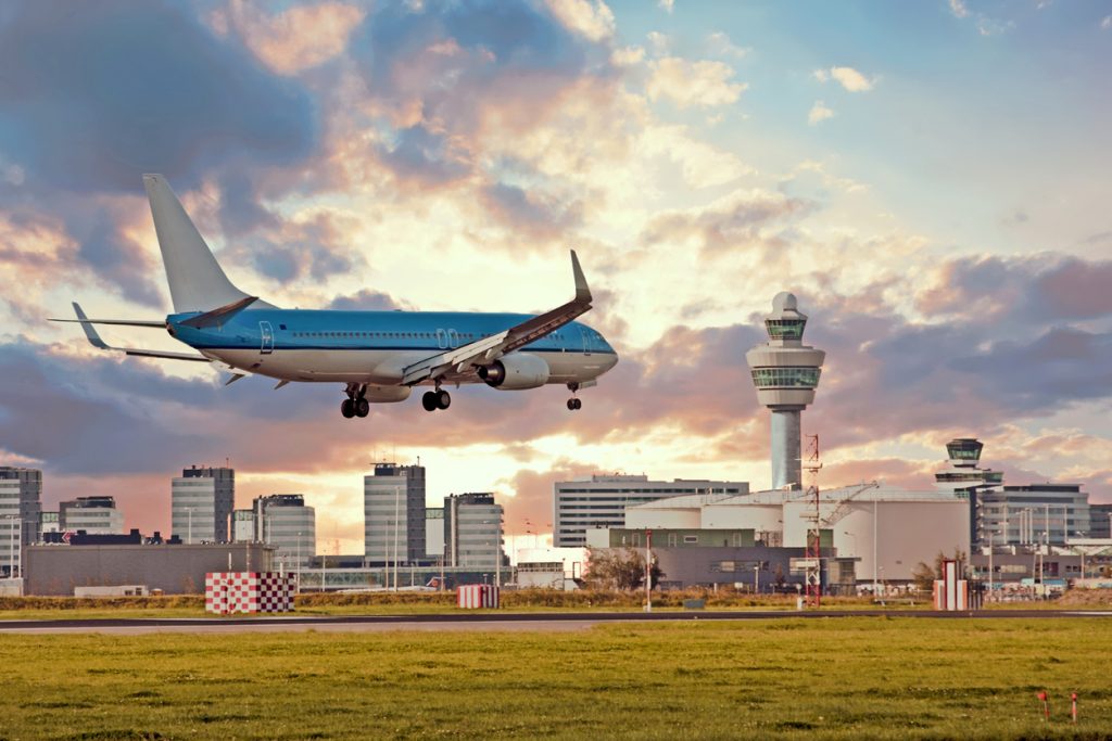 Flugzeug landert am Flughafen Schiphol